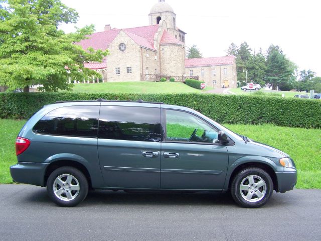 Dodge Grand Caravan 2005 photo 2