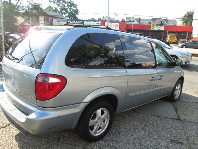 Dodge Grand Caravan 2005 photo 2