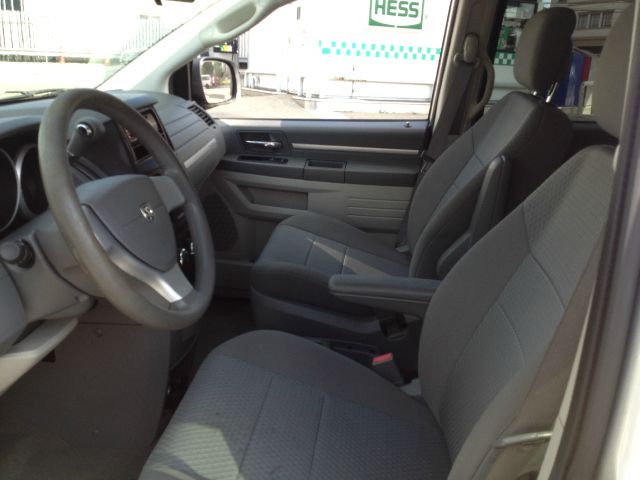 Dodge Grand Caravan 2010 photo 2