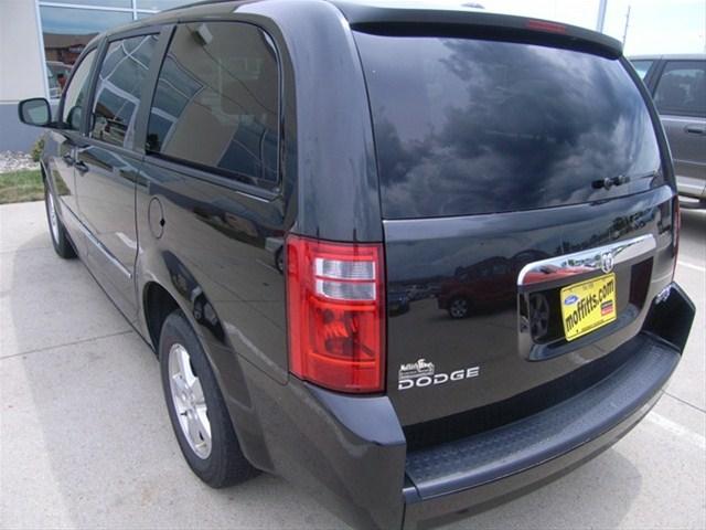 Dodge Grand Caravan 2010 photo 2