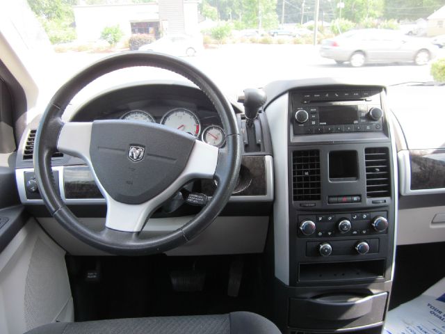 Dodge Grand Caravan 2010 photo 2