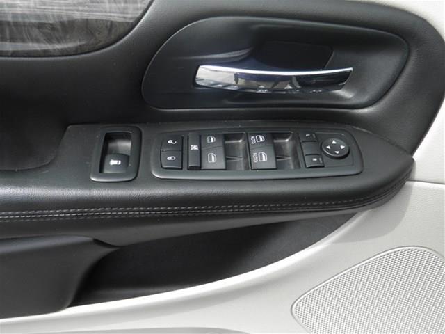 Dodge Grand Caravan 2011 photo 2