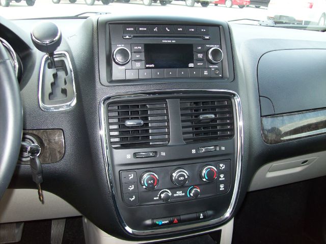 Dodge Grand Caravan 2011 photo 2