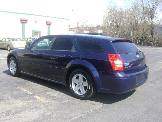 Dodge Magnum SE Wagon