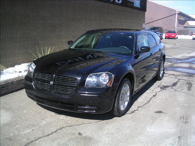 Dodge Magnum SE Wagon