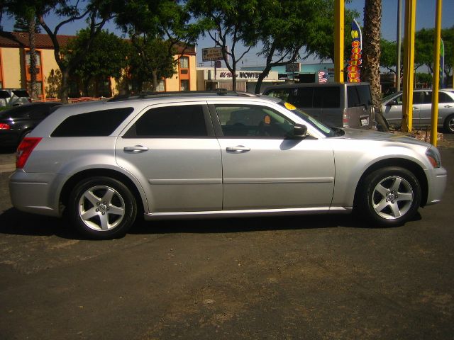 Dodge Magnum SE Wagon