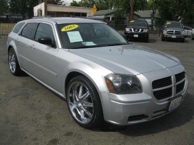 Dodge Magnum SE Wagon