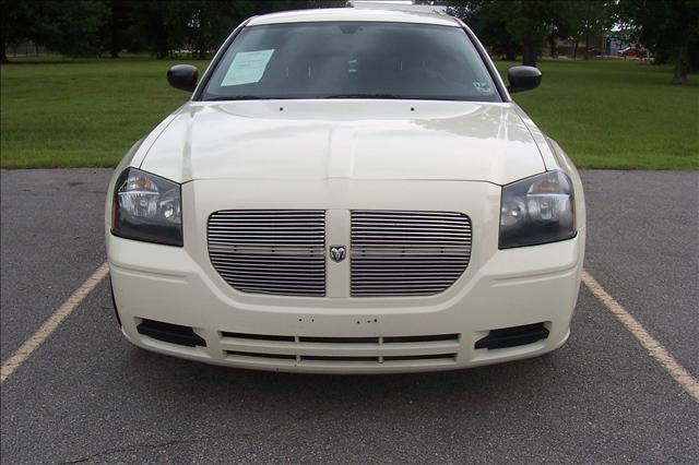 Dodge Magnum SE Wagon