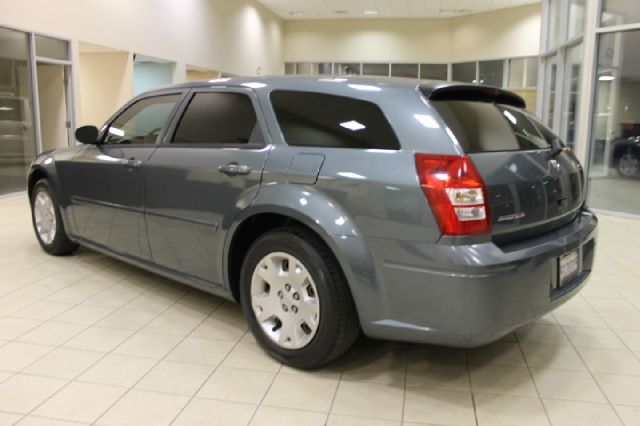 Dodge Magnum SE Wagon