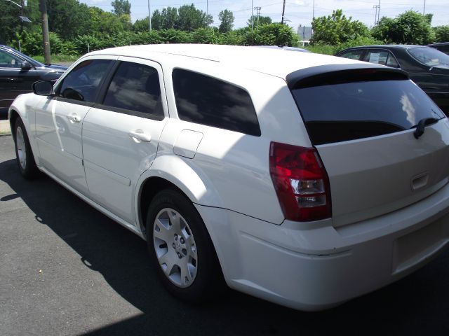 Dodge Magnum SE Wagon