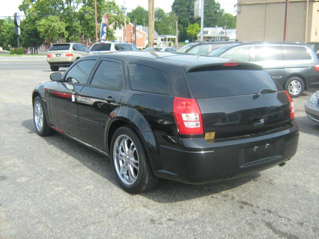 Dodge Magnum SE Wagon