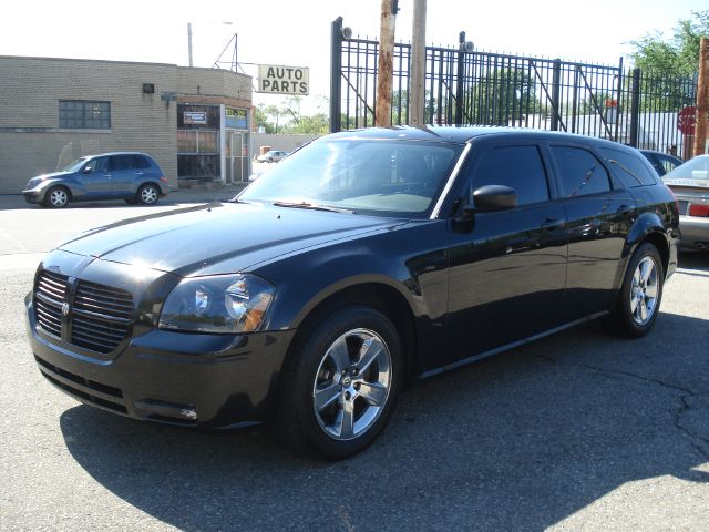 Dodge Magnum SE Wagon