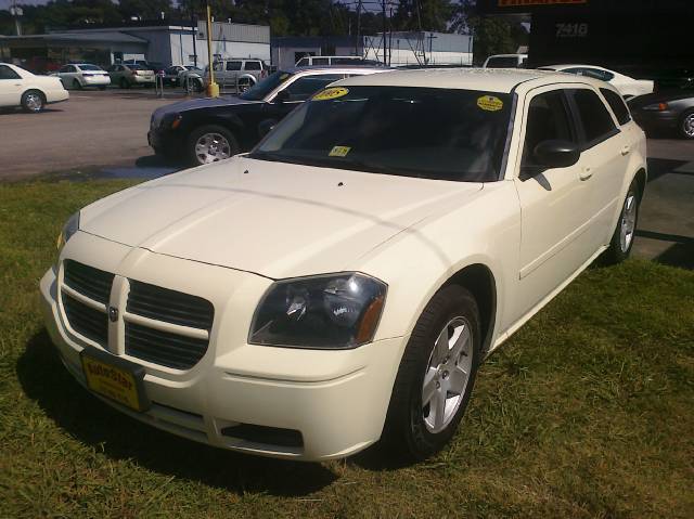 Dodge Magnum SE Wagon