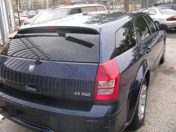 Dodge Magnum SE Wagon