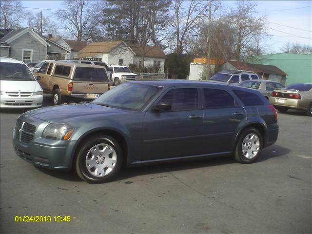 Dodge Magnum SE Wagon