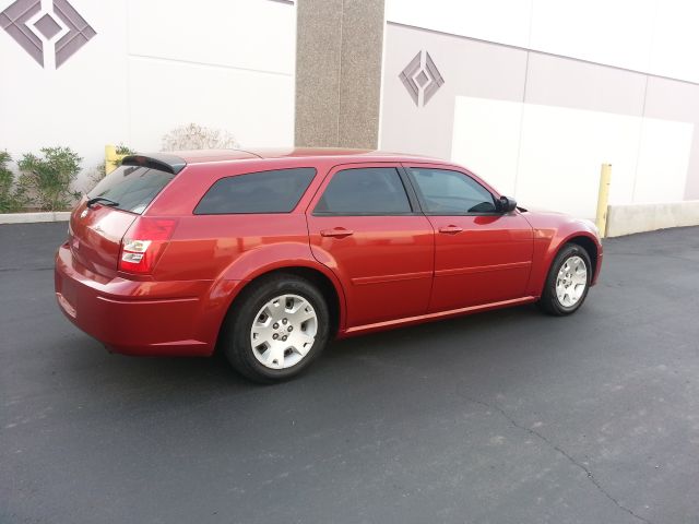 Dodge Magnum SE Wagon