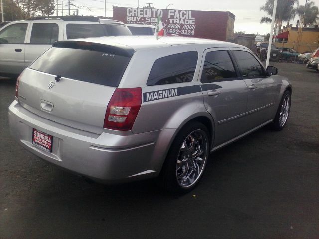 Dodge Magnum SE Wagon