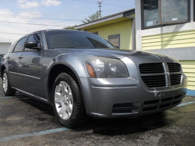 Dodge Magnum SE Wagon