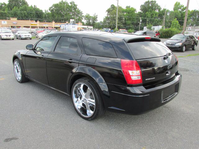 Dodge Magnum Base Wagon