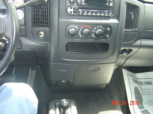 Dodge Ram 1500 2004 photo 2