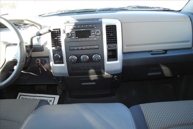 Dodge Ram 1500 2011 photo 2