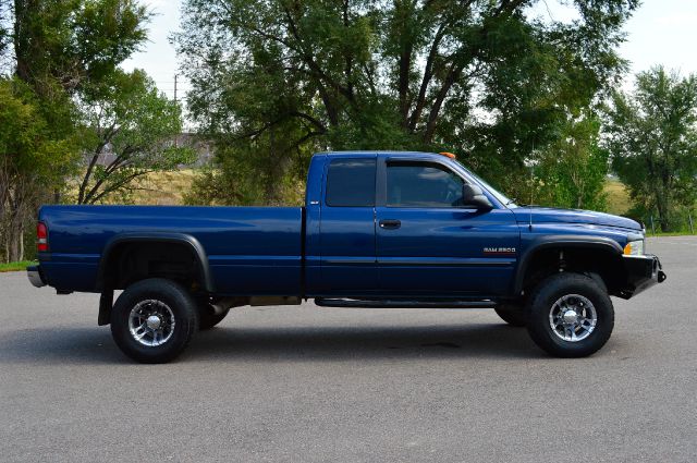 Dodge Ram 2500 Z71 4X4 CREW CAB Pickup Truck