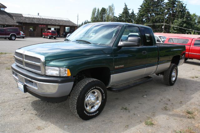 Dodge Ram 2500 4dr 4WD EXT LS 4x4 SUV Pickup Truck