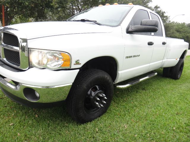 Dodge Ram 3500 2004 photo 2