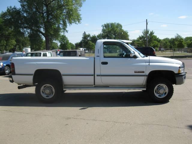 Dodge Ram Pickup 1995 photo 2