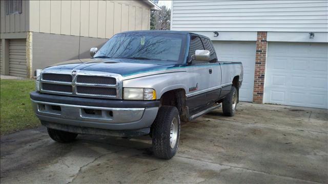 Dodge Ram Pickup LS 4X4 Extended Cab Pickup