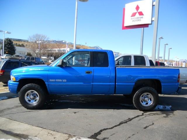 Dodge Ram Pickup 2000 photo 1