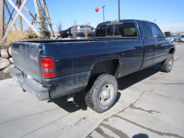 Dodge Ram Pickup 2000 photo 2