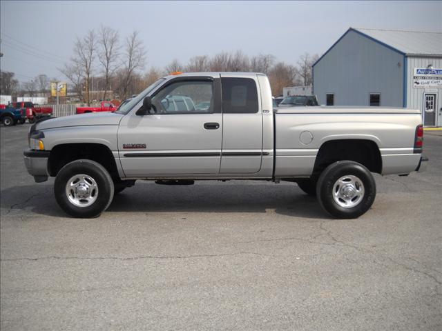 Dodge Ram Pickup 2000 photo 2