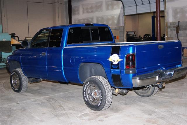 Dodge Ram Pickup 2000 photo 2