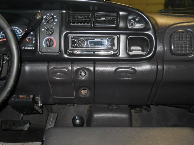 Dodge Ram Pickup 2000 photo 2