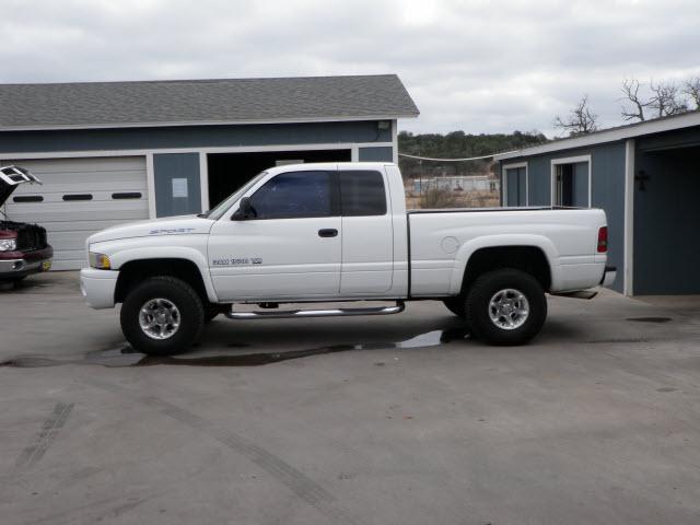 Dodge Ram Pickup 2000 photo 1