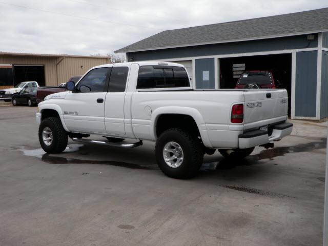 Dodge Ram Pickup 2000 photo 2