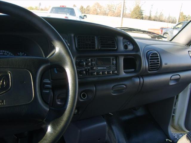 Dodge Ram Pickup 2001 photo 2