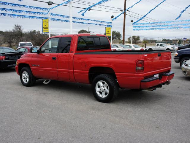 Dodge Ram Pickup 2001 photo 2