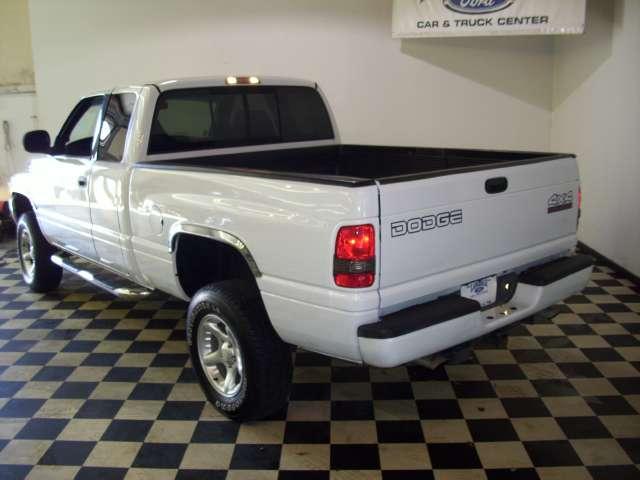 Dodge Ram Pickup 2001 photo 2