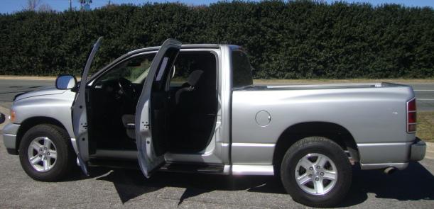 Dodge Ram Pickup 2003 photo 2