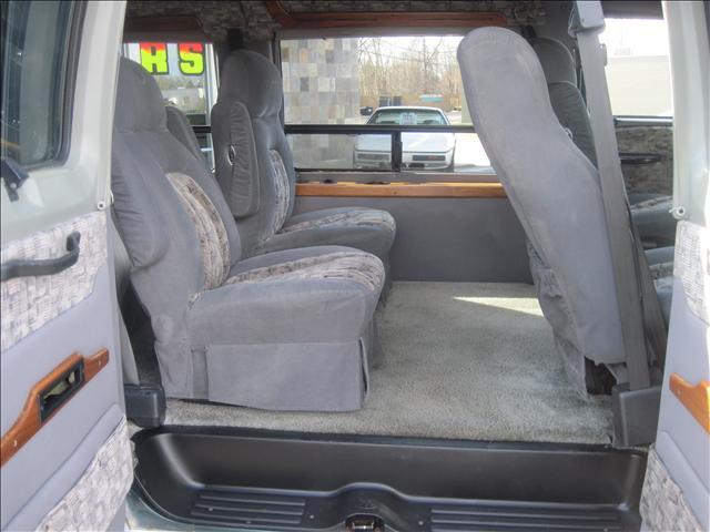 Dodge Ram Van 2001 photo 3