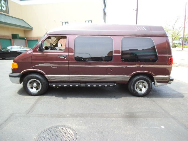 Dodge Ram Van 2002 photo 2