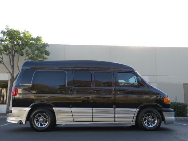 Dodge Ram Van 2002 photo 1