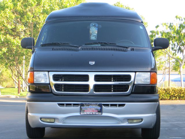 Dodge Ram Van 2002 photo 2