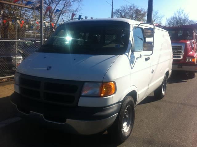 Dodge Ram Van 2002 photo 2