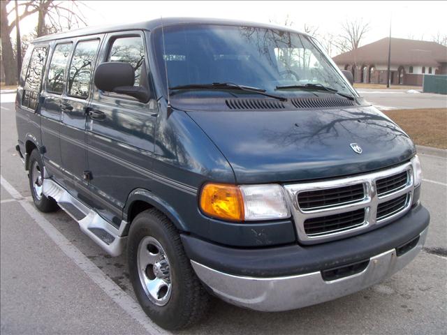 Dodge Ram Van 2003 photo 2