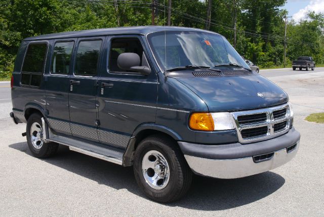 Dodge Ram Van 2003 photo 2