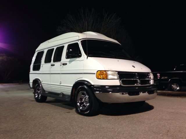 Dodge Ram Van 2003 photo 2