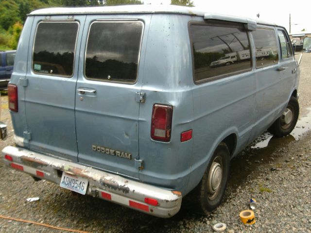 Dodge Ram Wagon 1990 photo 2